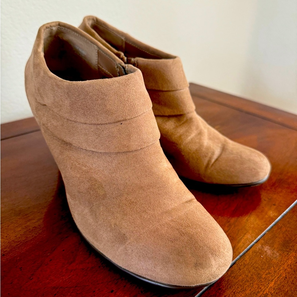 Ladies Suede Aerosoles Booties  Size 9.5